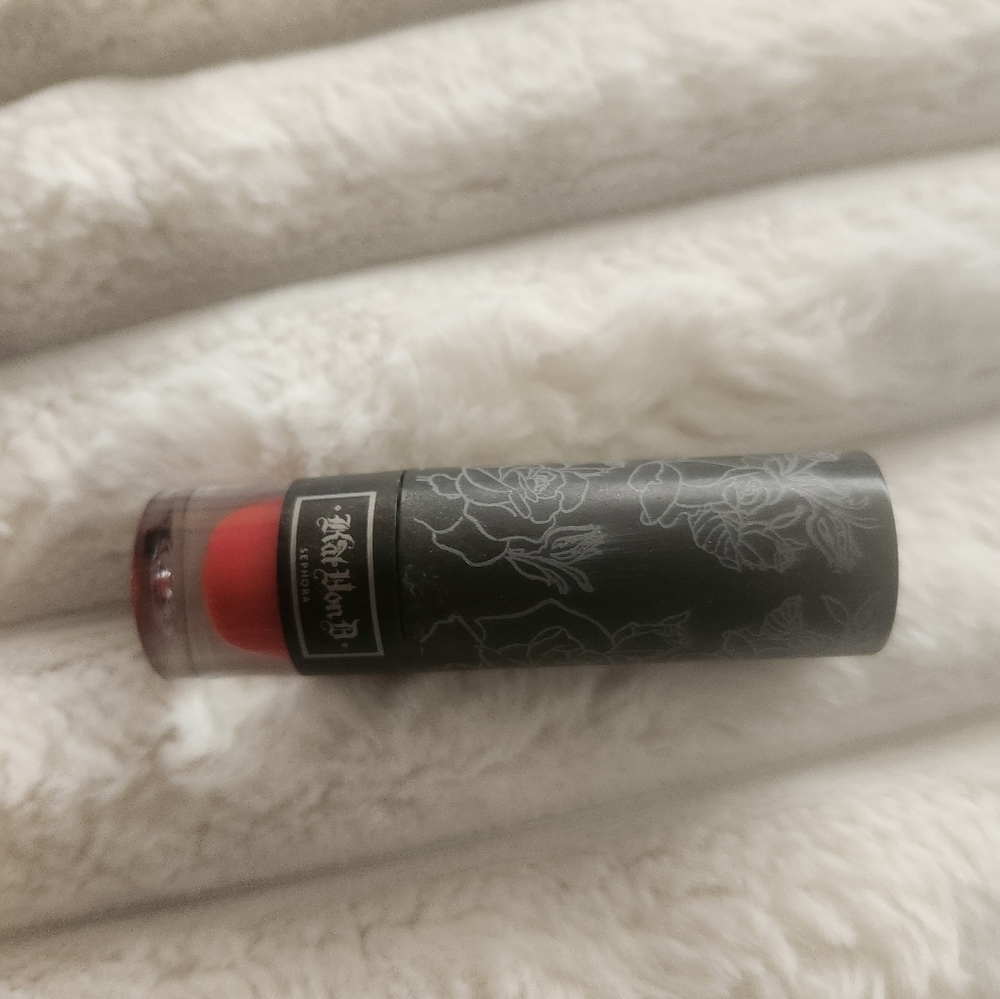Kat Von D Studded Kiss Crème Lipstick – Santa Sangre Discont.NEW Not Swatched